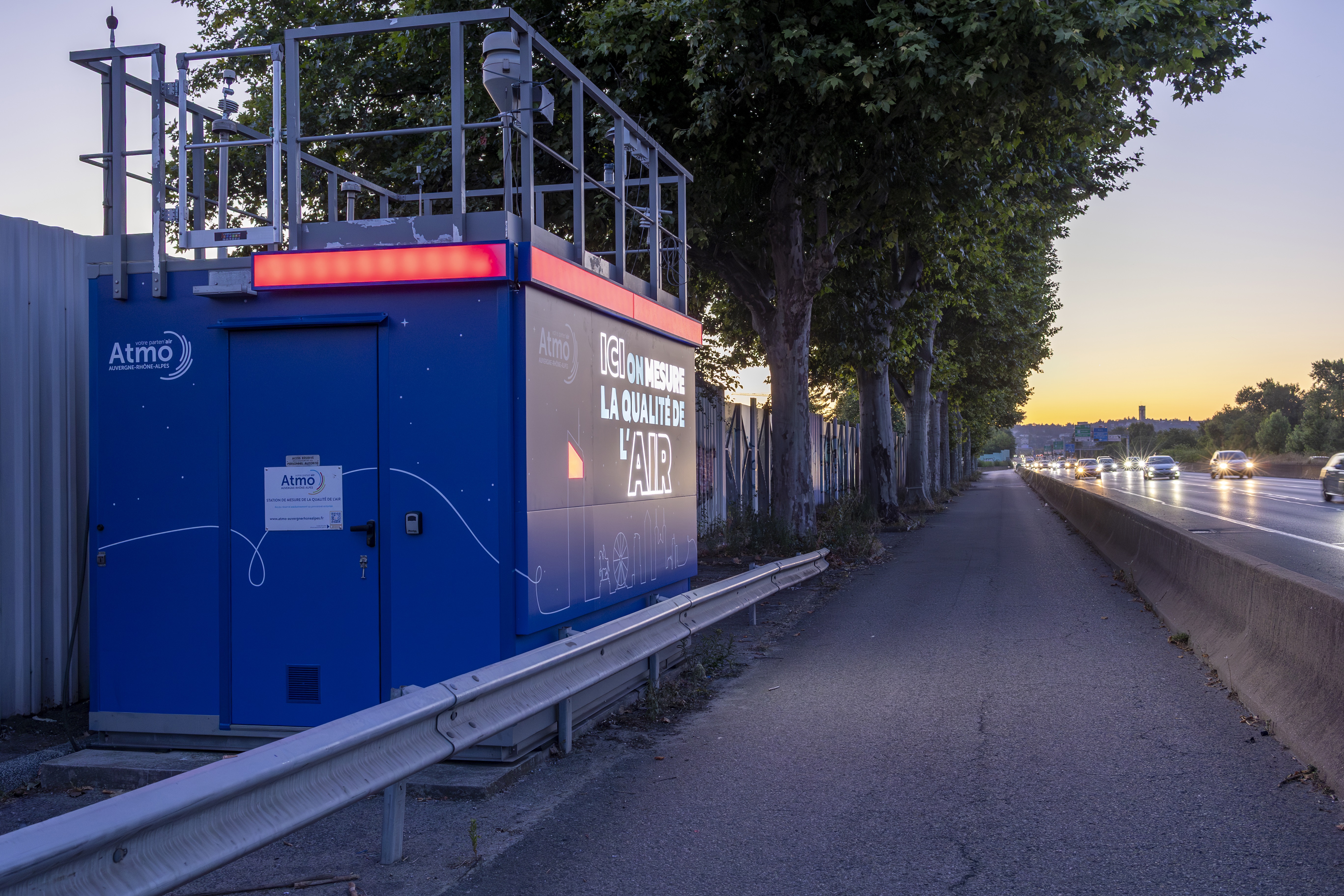Habillage et Eclairage de la station de mesure situé au bord du périphérique Laurent Bonnevay à Lyon