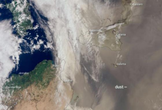 Vu satellite du nuage de sable et de la dépression