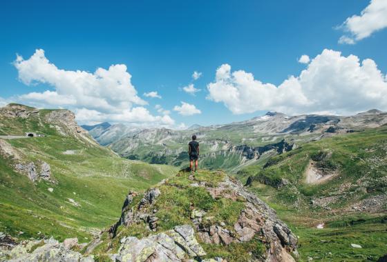 Homme regardant le ciel et les montagnes en été