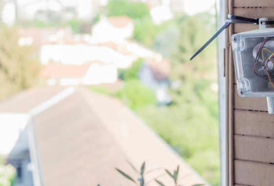 Microcapteur de mesure de la qualité de l'air installé chez un citoyeb