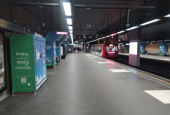 Cabine de mesures de qualité de l'air dans le métro lyonnais - Station Saxe Gambetta