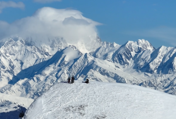 Film notre Air - visuel athlètes au sommet des Alpes enneigées
