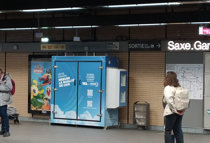 Cabine de mesures de qualité de l'air dans le métro lyonnais