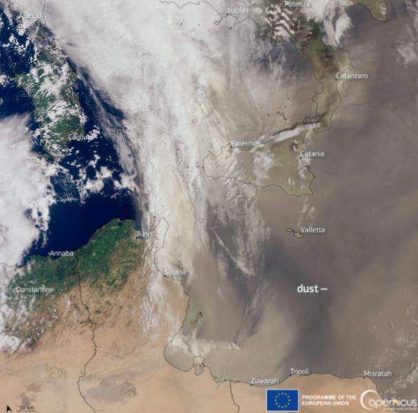 Vu satellite du nuage de sable et de la dépression