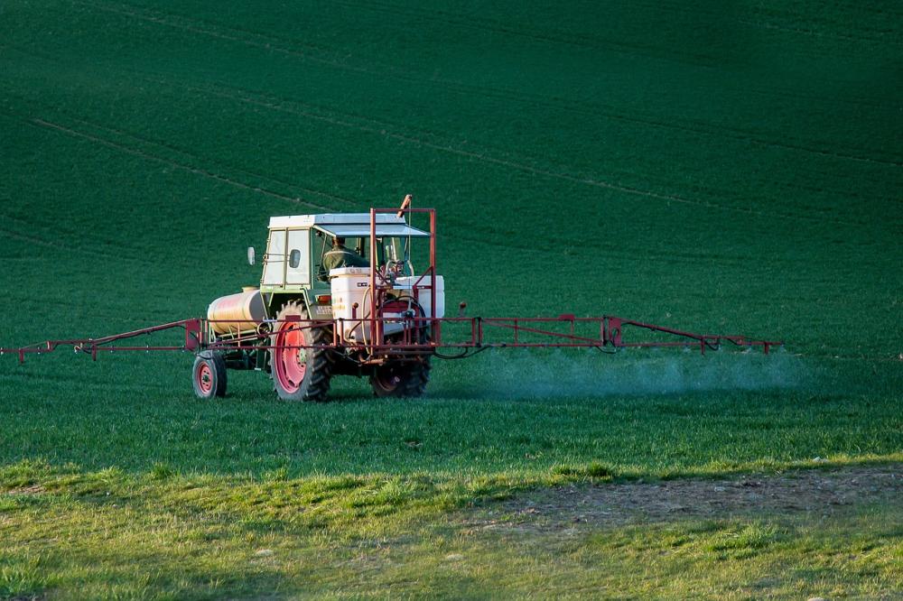 Tracteur diffusant des pesticides