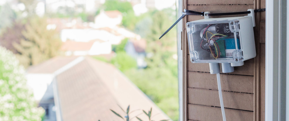 Microcapteur de mesure de la qualité de l'air installé chez un citoyen