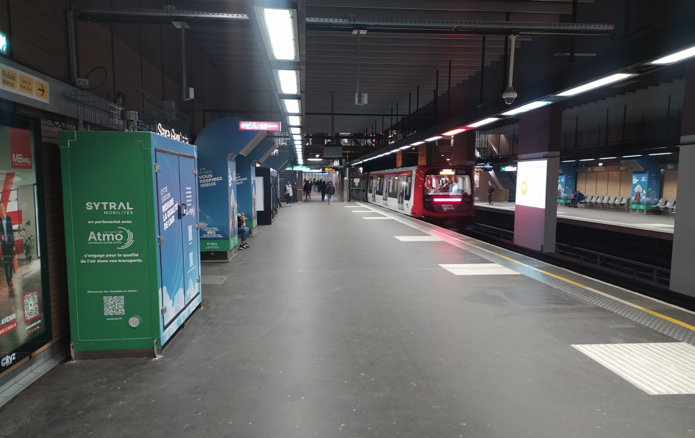 Cabine de mesures de qualité de l'air dans le métro lyonnais - Station Saxe Gambetta