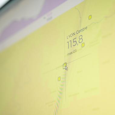Carte de prévision quotidienne de la qualité de l'air avec données aux stations -