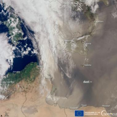 Vu satellite du nuage de sable et de la dépression