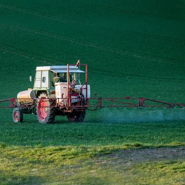 Tracteur diffusant des pesticides