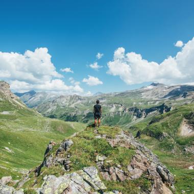 Homme regardant le ciel et les montagnes en été