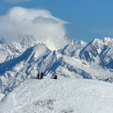 Film notre Air - visuel athlètes au sommet des Alpes enneigées