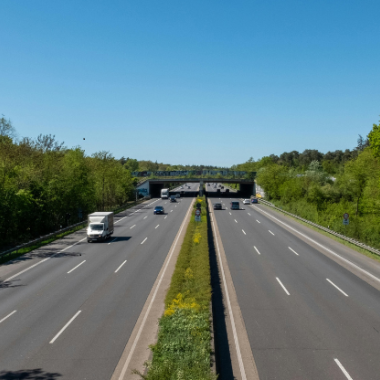 Trafic sur l'autoroute en été et circulation dans les deux sens